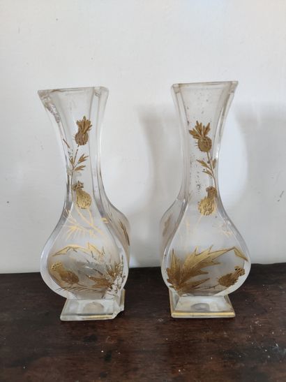 Paire de vases en verre à décor de chardons doré, H : 15,5 cm (éclats) Paire de vases...