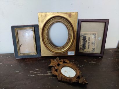 Lot de trois cadres et un miroir en bois et stuc doré