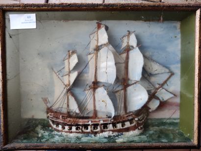Maquette de bateau en résine peinte présentée sous verre Maquette de bateau en résine...