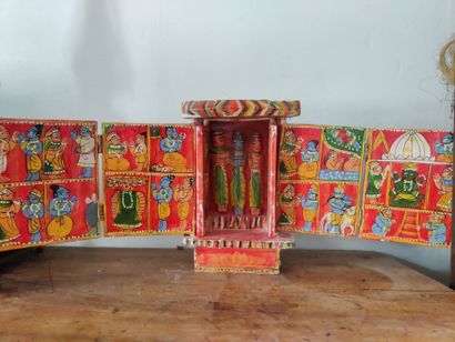 Petit théâtre en bois laqué rouge à décor de personnages peints et en relief Petit...