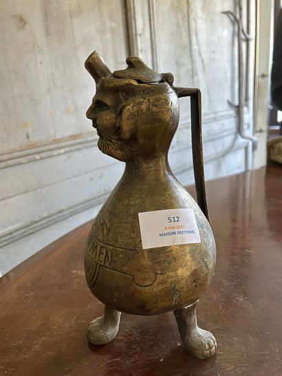 Pichet anthropomorphe en bronze doré, porte l'inscription "DEUS et LUMEN" Pichet...