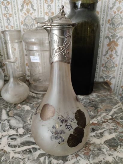 Lot de verrerie comprenant une aiguière en verre et étain à décor émaillé (manque...