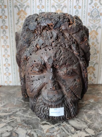 Elément décoratif en bois sculpté d'une tête d'homme Elément décoratif en bois sculpté...