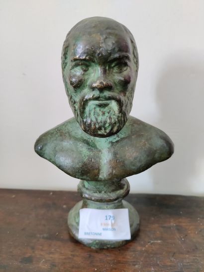 Buste d'homme barbu, épreuve en bronze patiné vert, dans le goût de l'antique Buste...