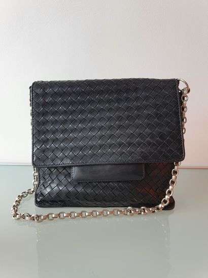 null 
BOTTEGA VENETA

Black woven leather bag; silver metal chain

21 x 24 cm
