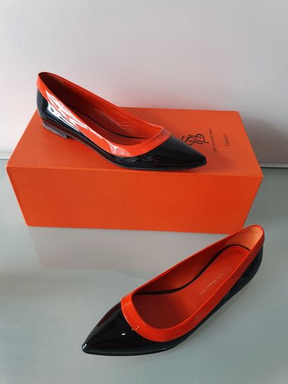 null 
SAINT HONORE PARIS

Paire de souliers en cuir verni noir et orange ; petit...