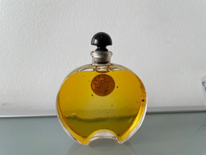 null AVENEL "Jasmine



Glass bottle of round shape. Black stopper of curved form.



Gold...