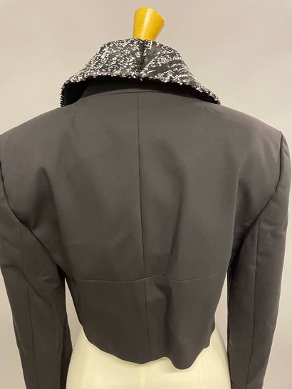 null Karl LAGERFELD - Limited Edition



BOLERO en polyester, col à sequins noirs...