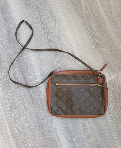 null LOUIS VUITTON, circa 1970



Clutch bag in monogrammed canvas and gold leather,...