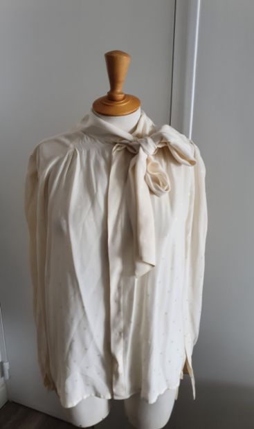 null HERMES Paris



Ivory shaped silk blouse with letter "H" motifs in small escutcheons,...