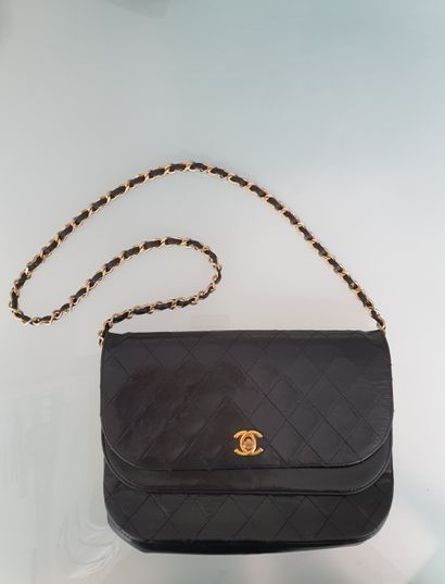 null CHANEL, made in France



Timeless shoulder bag with double flap in black quilted...