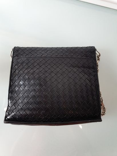 null 
BOTTEGA VENETA

Black woven leather bag; silver metal chain

21 x 24 cm
