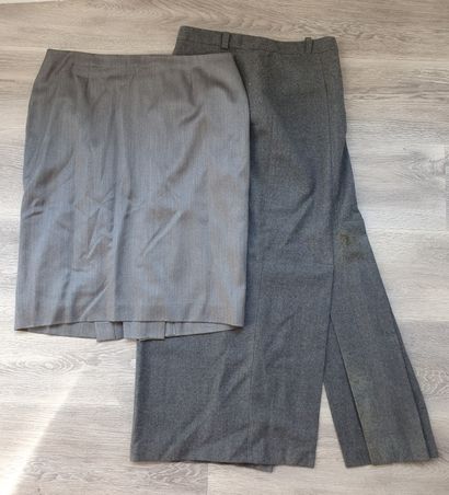 null 
Set of two skirts:

GIGLI Split skirt in grey wool T40 (stains), length 97...