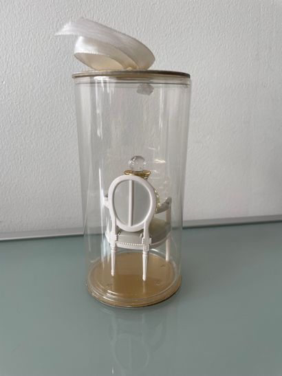 null CHRISTIAN DIOR « Dolce Vita »



Miniature homothétique en verre, PDO. Présentée...