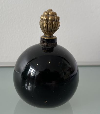 null LANVIN « Arpège »



Flacon en verre opaque noir, modèle boule. Orné de Jeanne...