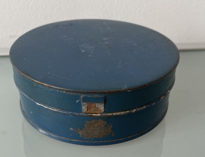 null LOUIS VUITTON



Powder box of cylindrical form out of metal of blue color....