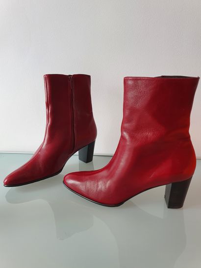 null 
Robert CLERGERIE

Pair of burgundy leather boots 

T39

Good condition (new)...