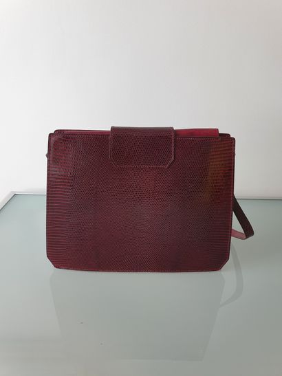 null 
CHRISTIAN DIOR Paris
Vintage bag with a slightly trapezoidal shape in burgundy...