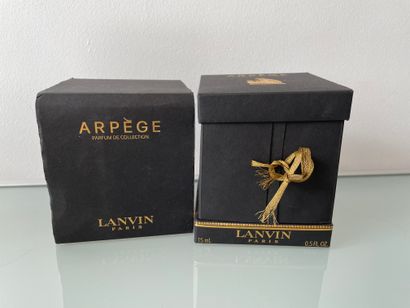 null LANVIN « Arpège »



Flacon modèle boule dorée, réédition du flacon 1ère période....