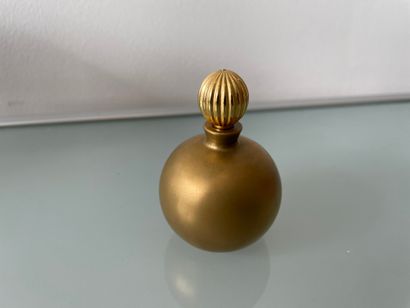 null LANVIN "Arpège



Bottle model golden ball, reedition of the bottle 1st period....