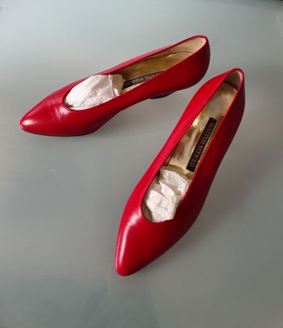 null 
WALTER STEIGER

Pair of red leather pumps

T37,5

New condition (never wor...