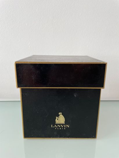null LANVIN compact



Dressing table powder bowl in black opaque glass, pressed...