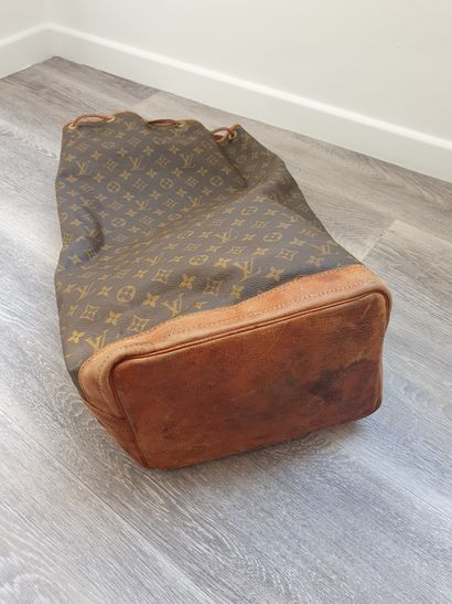 null 
Louis VUITTON
Sac Marin en toile monogram et cuir ; anse recousue 

Hauteur...