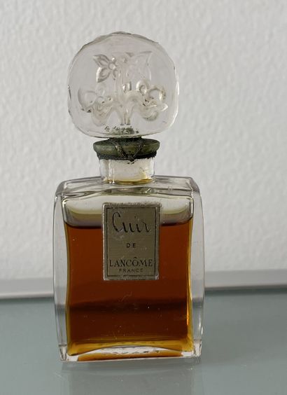 null LANCOME " Leather



Colorless glass bottle, rectangular body. Gold label, titled...