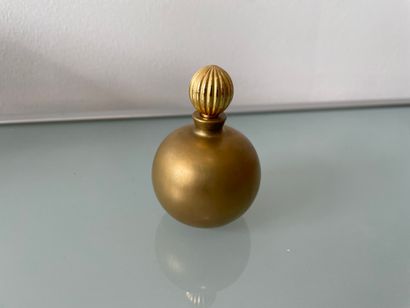 null LANVIN "Arpège



Bottle model golden ball, reedition of the bottle 1st period....