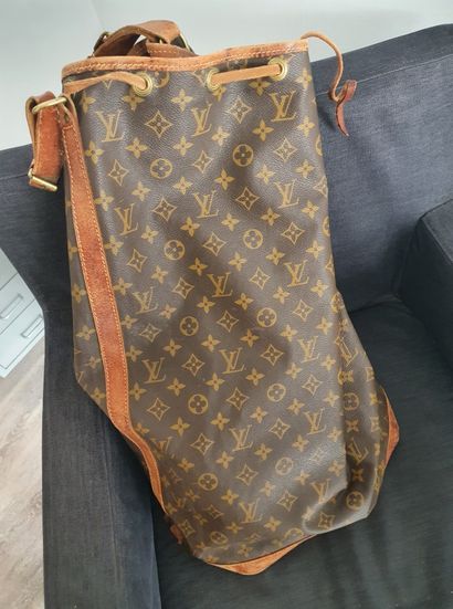 null 
Louis VUITTON
Sac Marin en toile monogram et cuir ; anse recousue 

Hauteur...