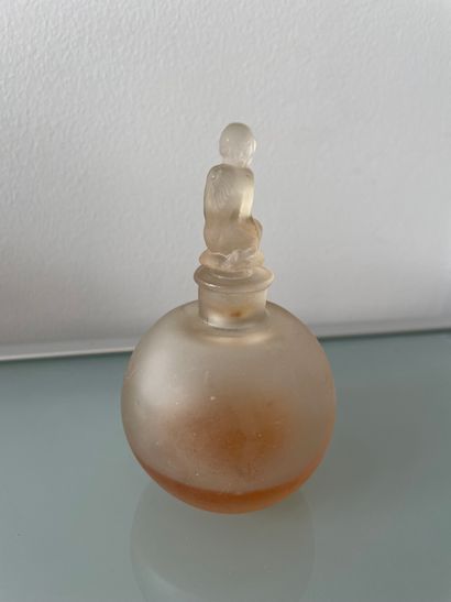 null NON IDENTIFIE



Rare flacon en verre givré de forme boule. Bouchon figurine...