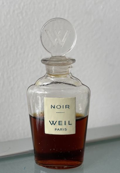 null WEIL "Black



Glass bottle, monocle stopper decorated with the logo in hollow.



Titled...
