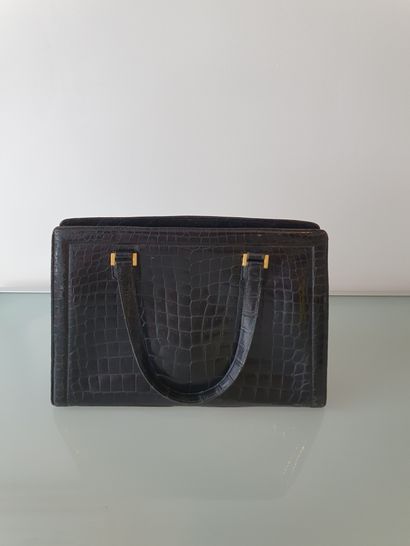 null 
HERMES Paris

Sac en crocodile noir pré-convention à soufflets et deux anses,...