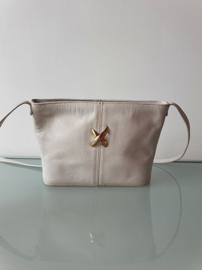 null 
POURCHET

Petit sac à bandoulière en cuir blanc orné d'une croix en métal doré...