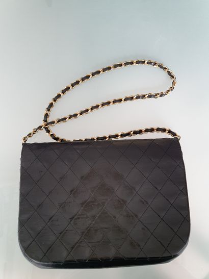 null CHANEL, made in France



Timeless shoulder bag with double flap in black quilted...
