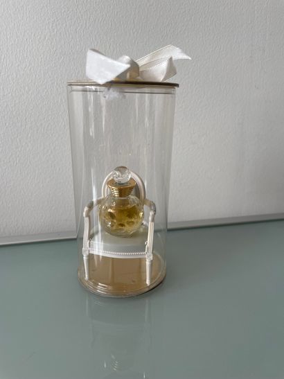 null CHRISTIAN DIOR « Dolce Vita »



Miniature homothétique en verre, PDO. Présentée...