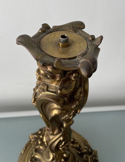 BOUGOIR en partie monté en lampe en bronze et métal doré et ciselé à décor rocaille...