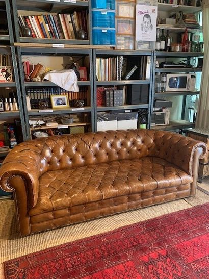 CANAPE en cuir anglais Chesterfield à patine brune English Chesterfield leather sofa...