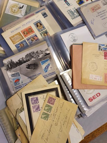 Fort lot de timbres ; cartes postales ; cartes religieuses ; pays étrangers ; jeux...