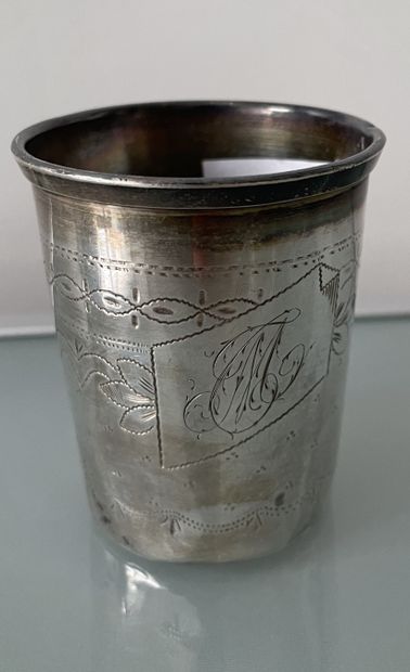 TIMBALE en argent ( 925 millièmes) gravé de rinceaux et d'un cartouche monogrammé...