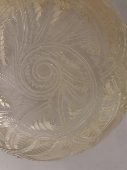 LALIQUE FRANCE LALIQUE FRANCE

Salad bowl in pressed molded crystal decorated with...