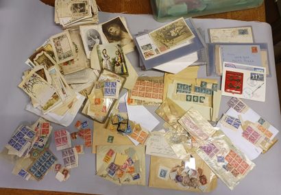 Fort lot de timbres ; cartes postales ; cartes religieuses ; pays étrangers ; jeux...