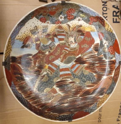 IMPORTANT PLAT en porcelaine dit Satsuma à décor de guerriers IMPORTANT Satsuma porcelain...