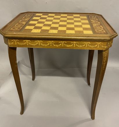 PETIT TABLE en bois de placage marqueté à décor de rinceaux dans le goût de la Renaissance...