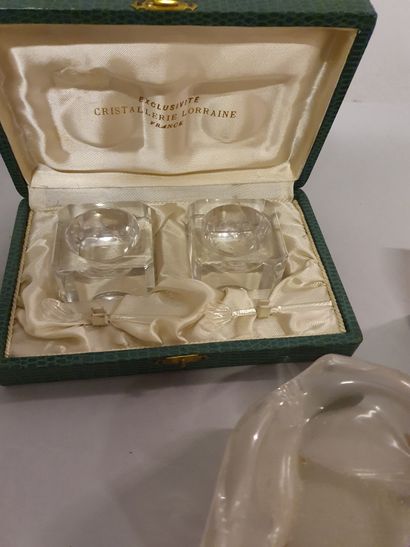 Lot de verrerie : Lot of glassware :

Two finger rinses signed "Daum France".

Empty...