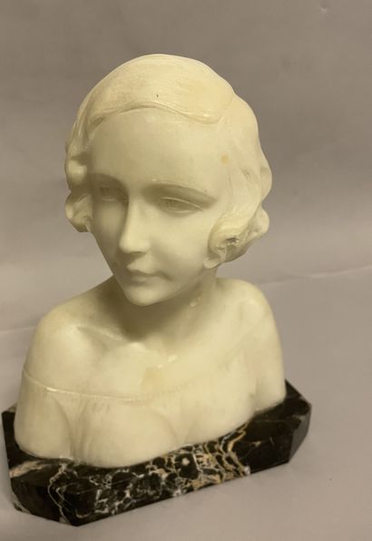 ANONYME, buste de jeune femme en albâtre sur un socle en marbre gris veiné ANONYMOUS,...