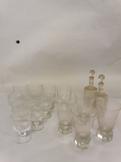 Lot de verrerie : Glassware Lot:

Glass service parite; four large crystal stemware;...