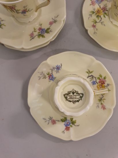 Ensemble de 10 tasses et sous-tasses en porcelaine de Limoges à décor floral et filet...