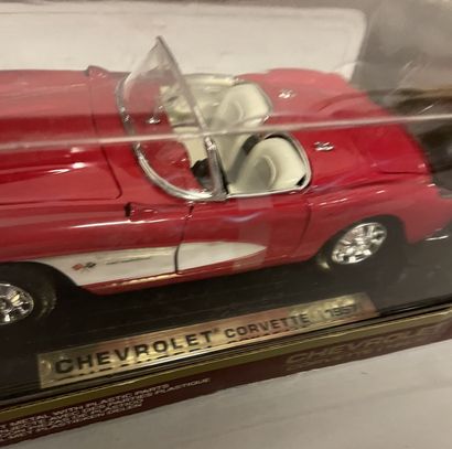 CHEVROLET corvette 1/18 rouge modèle 1957 dans boite en carton CHEVROLET corvette...