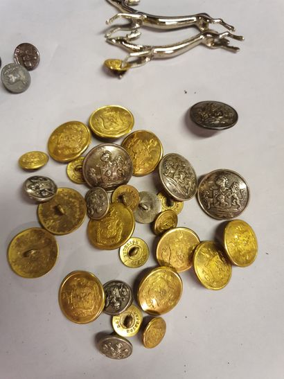 Lot de porte-couteaux décor de cerf en métal argenté ; jetons ; médailles et boutons...